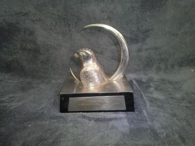 Pakistan, trophée/sculpture à décor d’aigle en métal argenté…