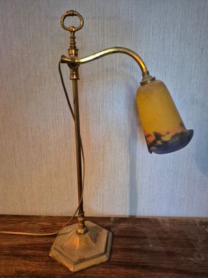 une lampe posée sur une table en bois