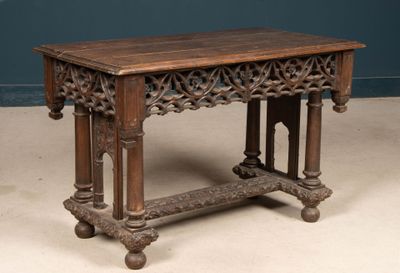 Table de salon en noyer sculpté néo-gothique, entretoise en … - Photo 1