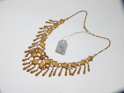 gros plan sur un collier en or portant une étiquette
