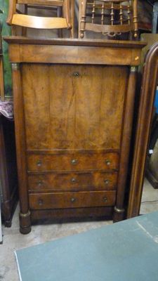 une commode avec une chaise et une autre chaise posée dessus