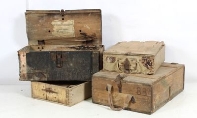 trois vieilles valises empilées les unes sur les autres