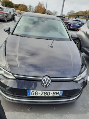 une voiture noire garée dans un parking à côté d'autres voitures