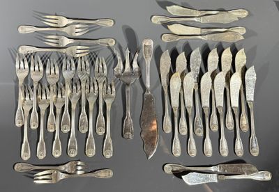 beaucoup de cuillères et de fourchettes en argent sur la table