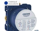un gros plan d'une horloge posée sur une surface blanche, avec l'inscription « Grohe » au-dessus