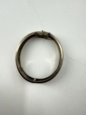 l'image d'un anneau d'argent sur une surface blanche