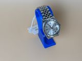 une montre posée sur un support sur une table