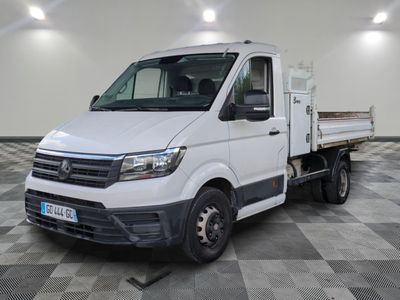 une camionnette blanche garée dans une pièce