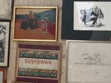 de nombreuses photos encadrées sur le mur de cette pièce