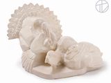 une figurine représentant un homme et une femme allongés par terre