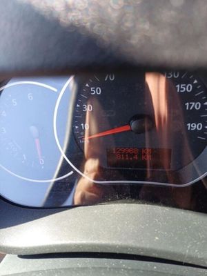 le reflet d'une personne dans le rétroviseur d'une voiture