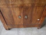 une armoire en bois à deux portes et deux poignées