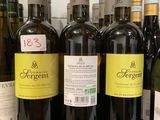 plusieurs bouteilles de vin sont alignées sur un comptoir