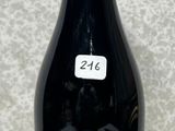 une bouteille de vin posée sur un comptoir