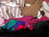 un tas de vêtements qui traîne dans une valise