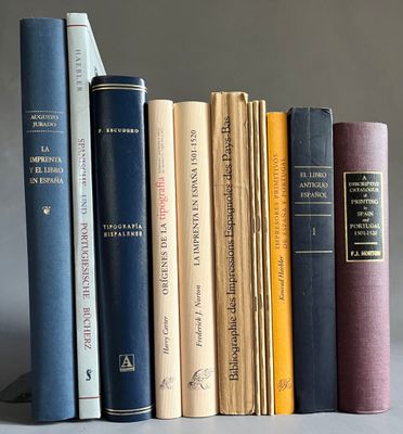 de nombreux livres alignés sur une étagère