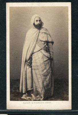 une vieille photo en noir et blanc d'un homme portant un turban