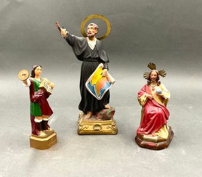 trois figurines représentant Jésus, Marie et Jésus tenant une croix