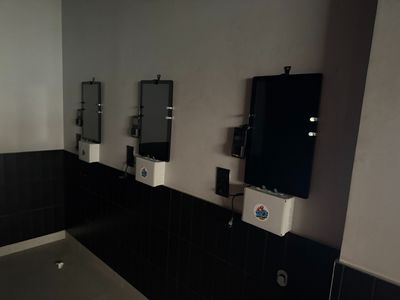 une salle de bains en noir et blanc avec une douche et un lavabo