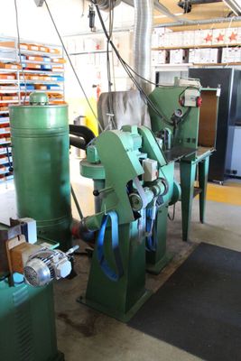 Une réunion de quatre machines comprenant :