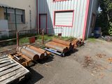 un tas de bois posé sur le sol à côté d'un bâtiment