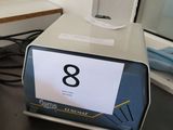 une boîte sur laquelle figure un numéro, posée sur une table