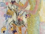 un tableau représentant une femme debout à côté d'un vase de fleurs