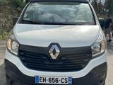 l'avant d'une camionnette blanche garée sur le bord de la route
