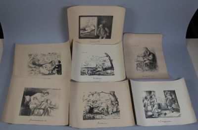 plusieurs vieux livres sur une table, avec des photos de personnes dessus