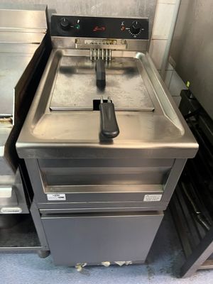 une friteuse professionnelle installée au milieu d'une cuisine