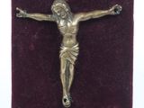une image représentant un crucifix posé sur un socle en velours