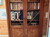 une bibliothèque en bois sur laquelle sont posés de nombreux livres