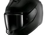 Le casque est noir et est muni d'une visière.