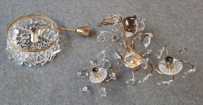 beaucoup de morceaux de verre par terre, les uns à côté des autres