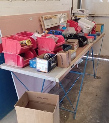 une table sur laquelle se trouvent de nombreuses boîtes et d'autres objets