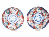 paire d'assiettes chinoises émaillées, ornées de motifs floraux sur les côtés