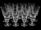 six verres à vin vides posés sur une surface noire