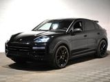 une photo d'une Porsche Cayenne noire garée dans un garage