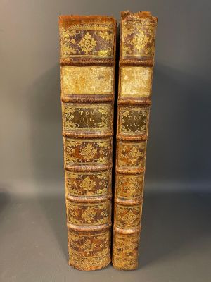 une paire de vieux livres posés l'un sur l'autre