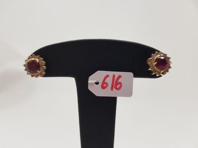 Paire de boucles d'oreilles en or jaune 750e ornées en serti…