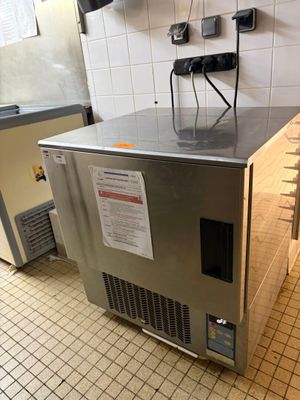 image d'un réfrigérateur en acier inoxydable dans une cuisine