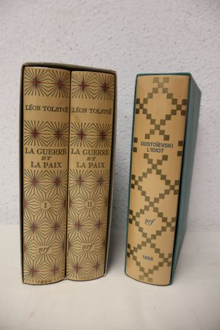 Cartonnage NRF : TOLSTOÏ La guerre et la paix 2 volumes sous embo...