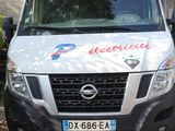 une camionnette garée devant une maison