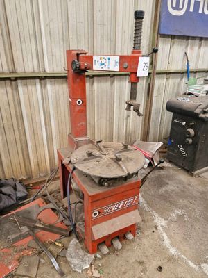 la photo d'une machine qui se trouve dans un garage
