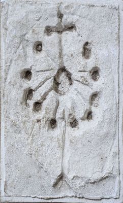 une image représentant un relief d'une femme tenant un enfant dans ses bras