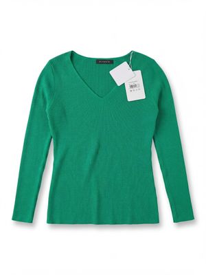 un pull vert pour femme avec une étiquette blanche dessus