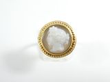 un gros plan d'une bague sur laquelle est gravé le visage d'une femme