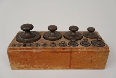 une vieille boîte en bois surmontée de quatre boutons