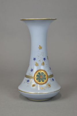 VASE en opaline de couleur gris-bleu à décor d'émaux peints …