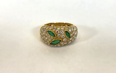 Bague en or jaune 750 millièmes sertie d'émeraudes dans un p…